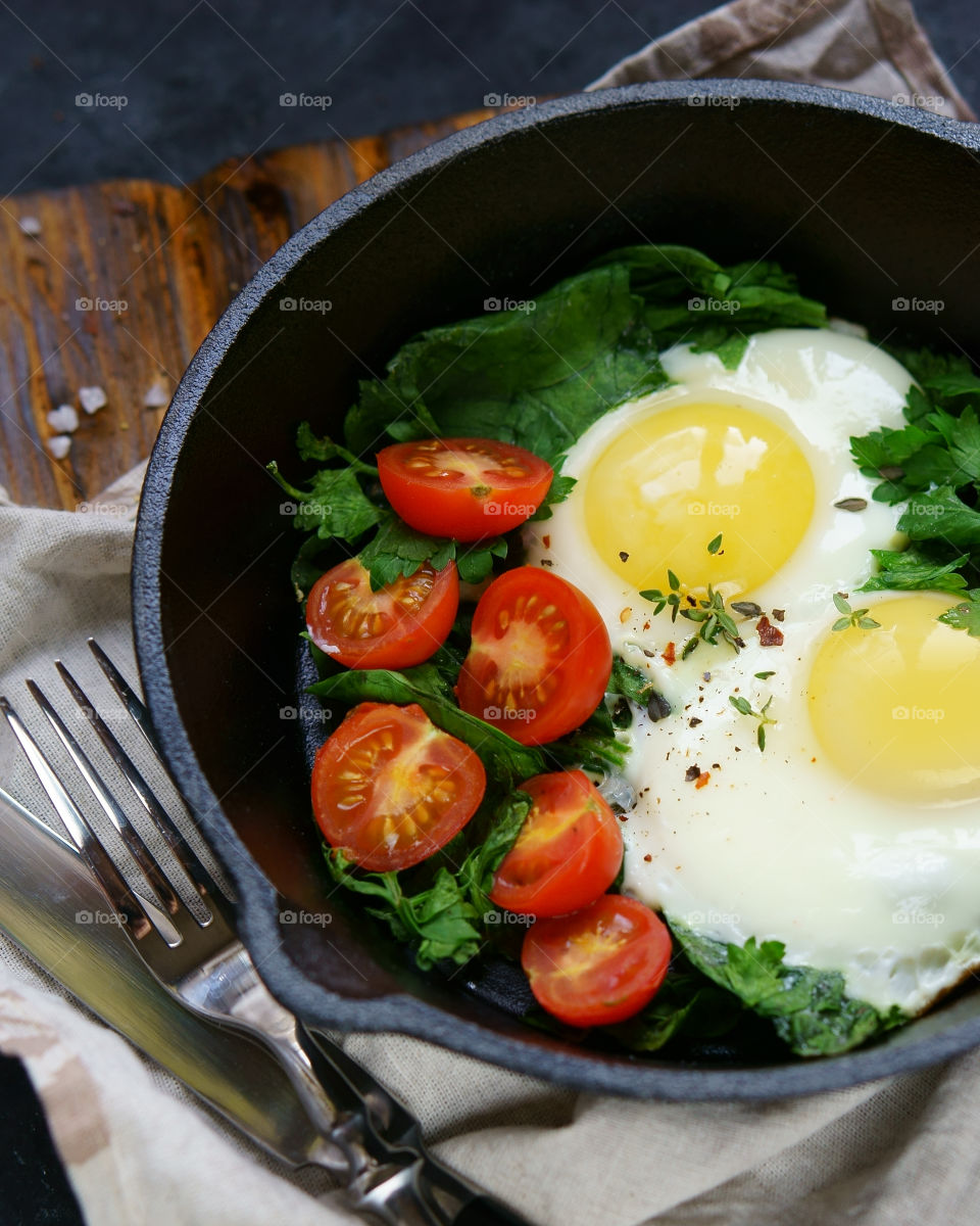 Fried eggs with tomatoes and spinach