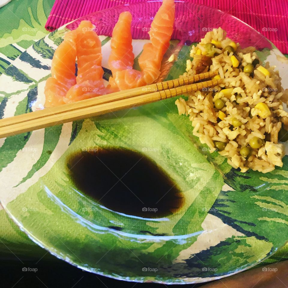 Salmón con arroz y salsa de soja
