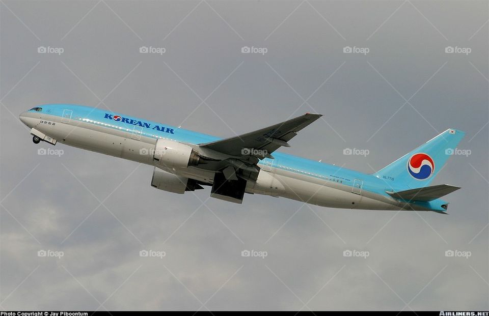 KOREAN AIR B777-200 AT LAX LOS ANGELES