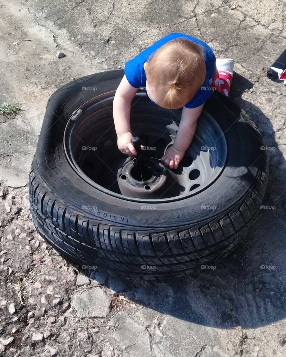 This holiday week, we will put the service in order.  My little helper daughter has already started the work (and the fun). / Nestes feriados, vamos colocar o serviço em ordem. Minha pequena filha ajudante já começou os trabalhos (e a diversão).