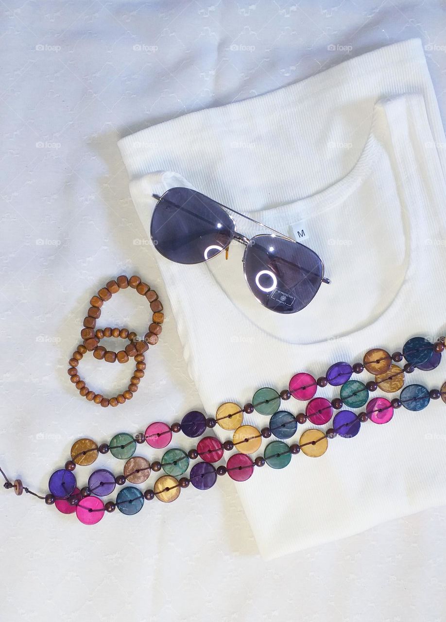 Summer outfits for ladies - T-shirt, sunglasses, necklace and bangles made with wood