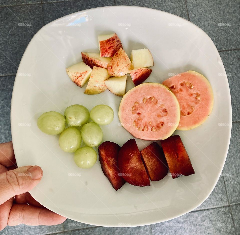 🇺🇸 Time for delicious fruits: apple, grape, guava and plum. Hmm… who will? / 🇧🇷 Hora das frutas deliciosas: maçã, uva, goiaba e ameixa. Hum… quem vai querer?