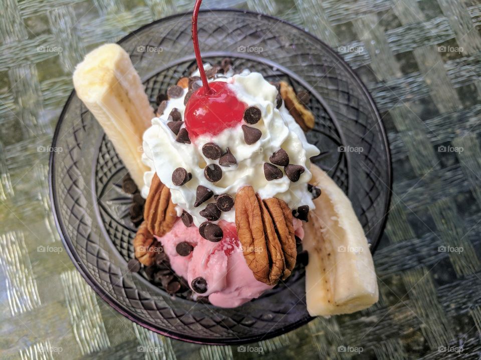 Ice cream scoops in bowl with fresh fruits