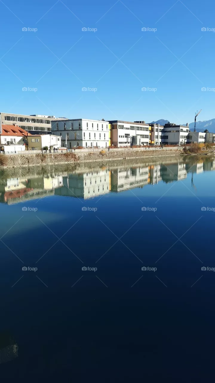 Spiegelt Haus Fluss 