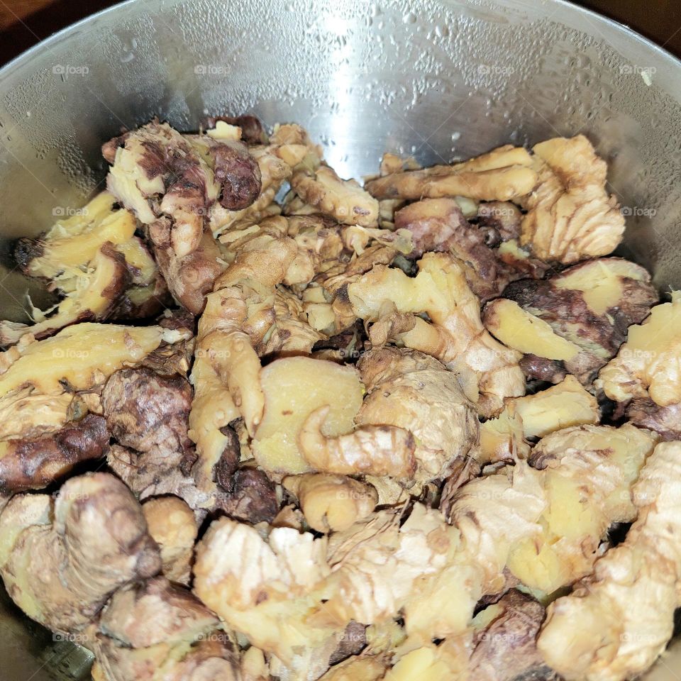 Ginger that has been peeled and cleaned, to make a warm, healthy and refreshing drink that has many benefits