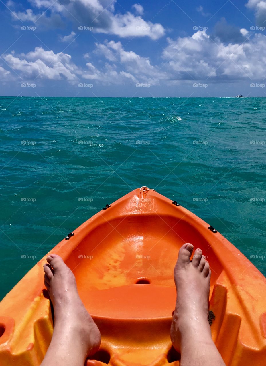 🇧🇷 VERÃO - Um imenso mar e eu no caiaque curtindo a praia de Maragogi, no Brasil. / 🇺🇸 SUMMER - An immense sea and I in the kayak enjoying the beach of Maragogi, in Brazil.