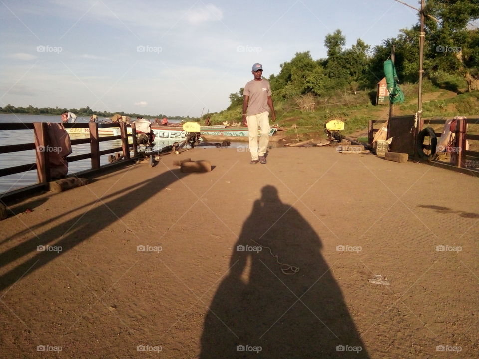 man photo/man with shade with photo/water with photo/water and shade with photo/photo with no style/outdoor photo/one man photo/shade with photo/single man photo with shade/white paint photo/