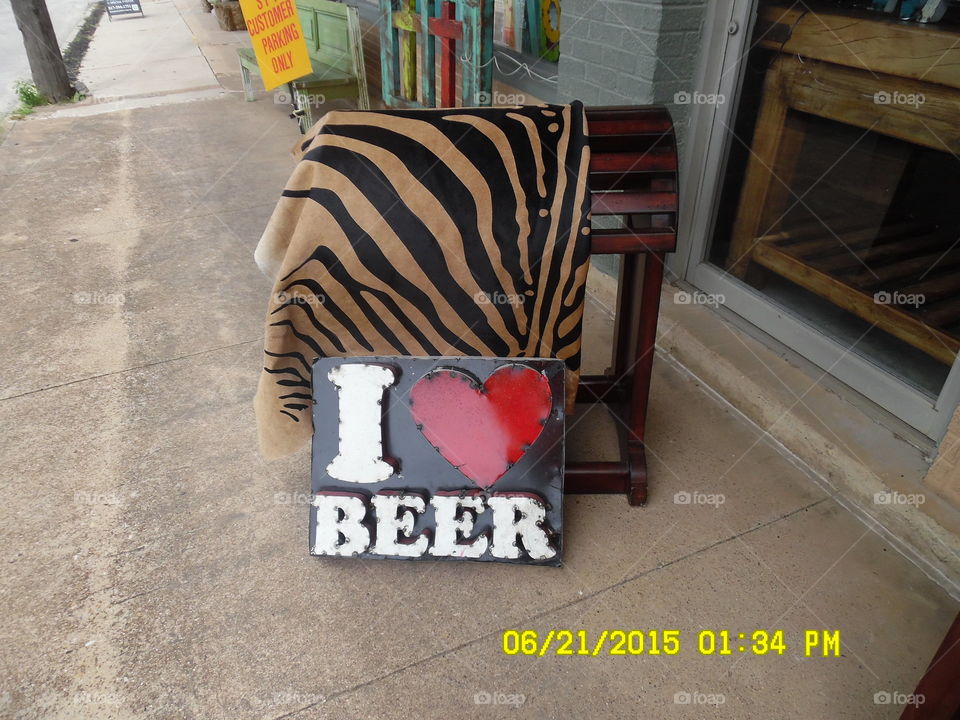 beer lover's 🎁 gift. This is a picture of a display that I saw in front of a gift shop located in Weatherford Texas