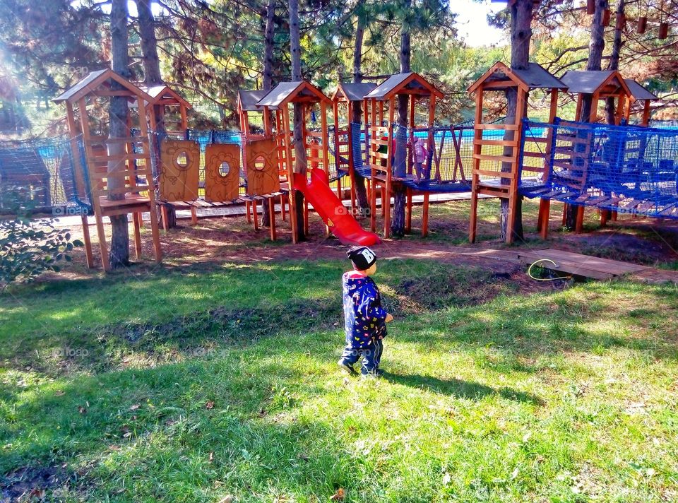 the child walks in the park ребёнок гуляет по парку