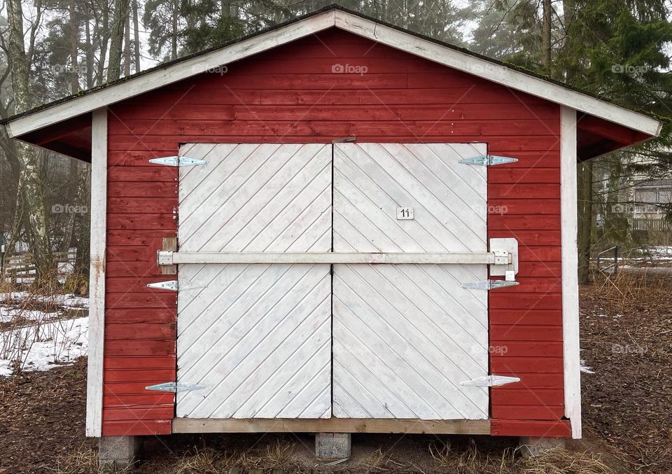 Teiangle shapes on old boathouse.