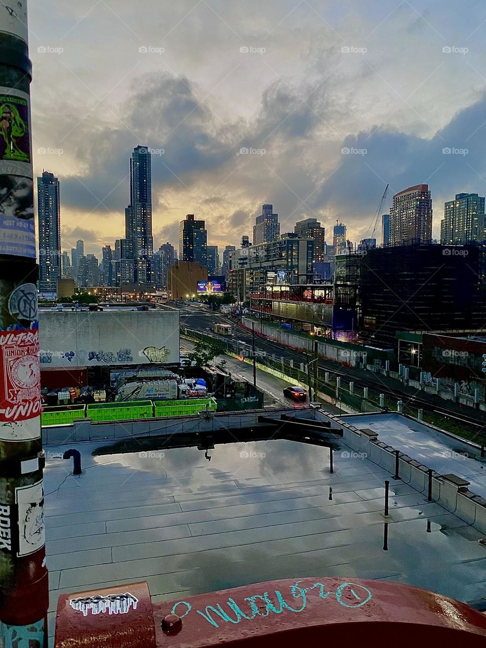 This spectacular cityscape can be seen from the staircase of the „Pulaski Bridge“ at „Newtown Creek“. I took this picture descending onto the LIC side of the bridge at twilight time. 2023. Hypnotic Productions