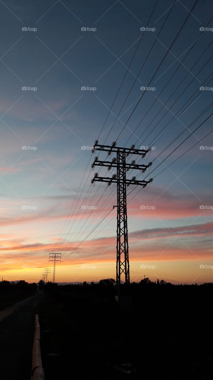 Atardecer. poste.eléctrico