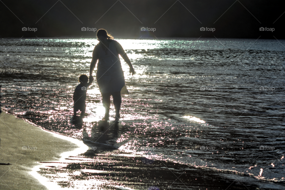 Walking with mom / caminando con mamá