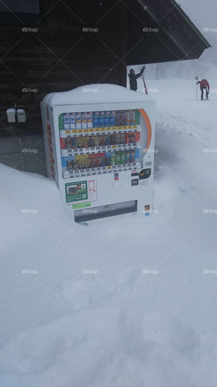 vending mathine in snow
