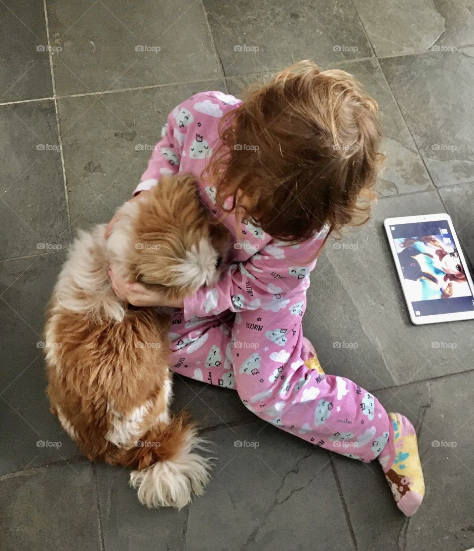 Children and animals complement each other!  My daughter Estela stopped playing with the tablet to give the dog a nice hug… / Crianças e animais se complementam! Minha filha Estela parou de brincar c’o tablet p/ dar um gostoso abraço na cachorrinha.