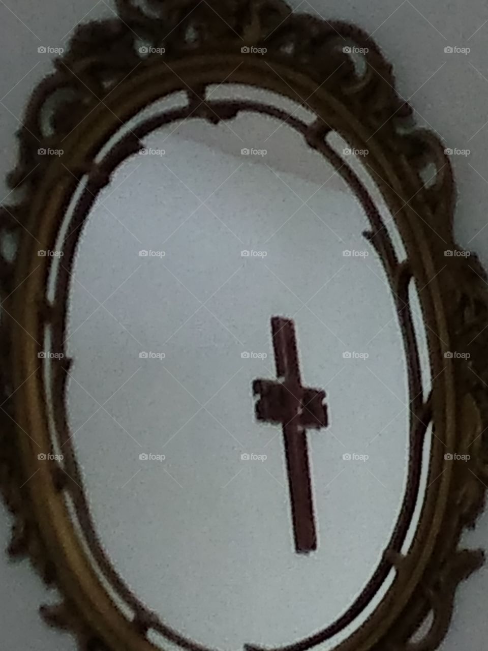 el espejo y su cruz de madera.