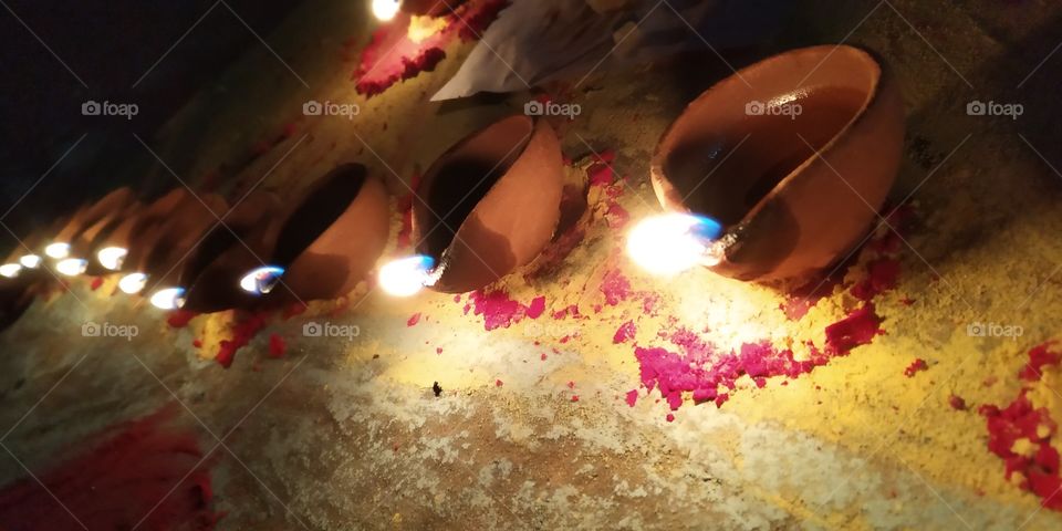 It is a festival of lights and Hindus celebrate it with joy. During this festival, people light up their houses and shops with Diyas (small cup-shaped oil lamp made of baked clay).The word 'Deepawali' means rows of lighted lamps.