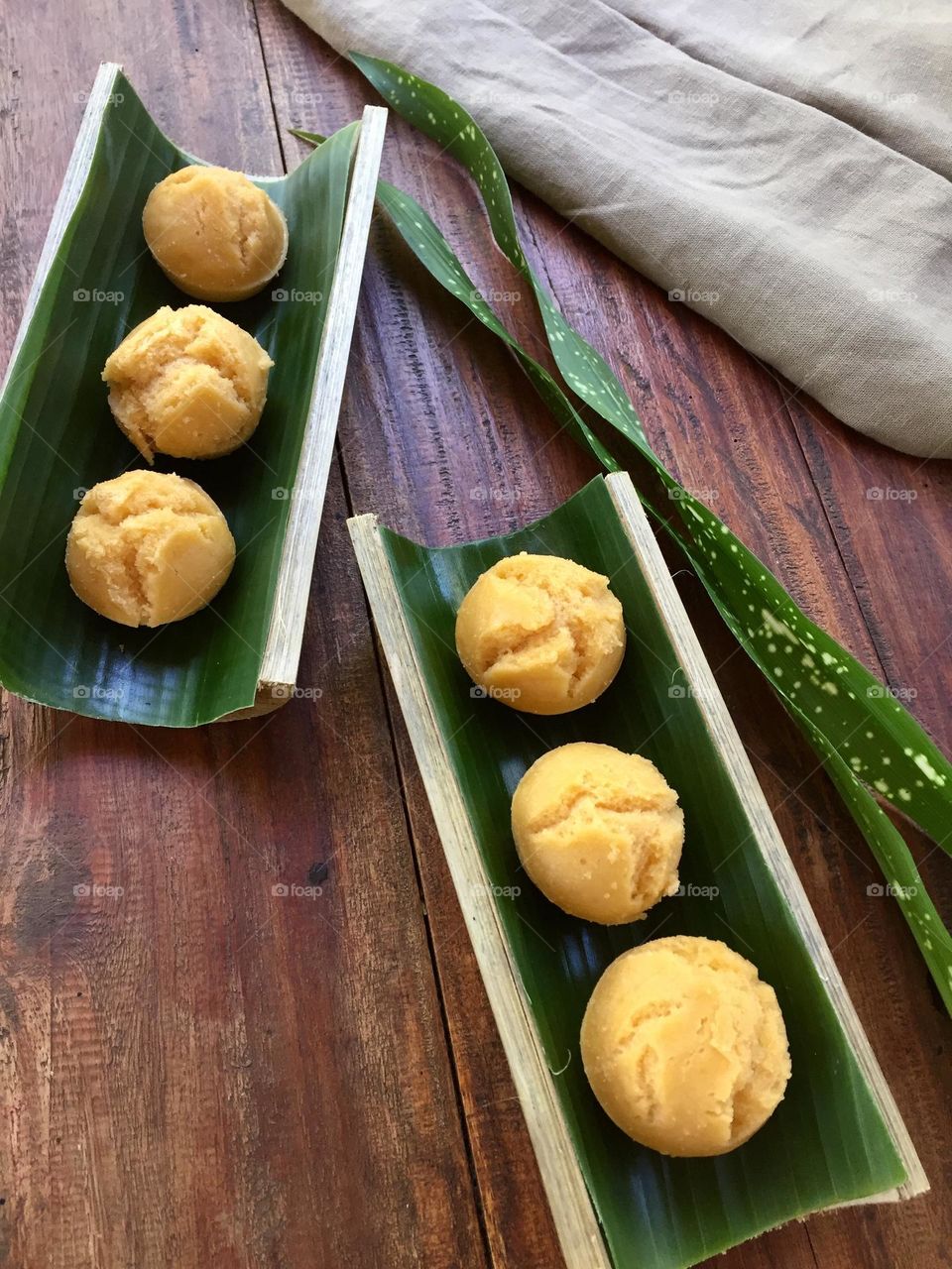 Steamed rice cake on the bamboo plates 
