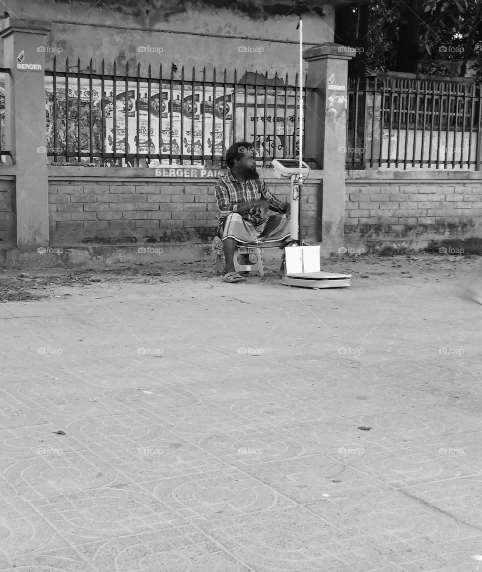 A day-laborer is waiting for customers