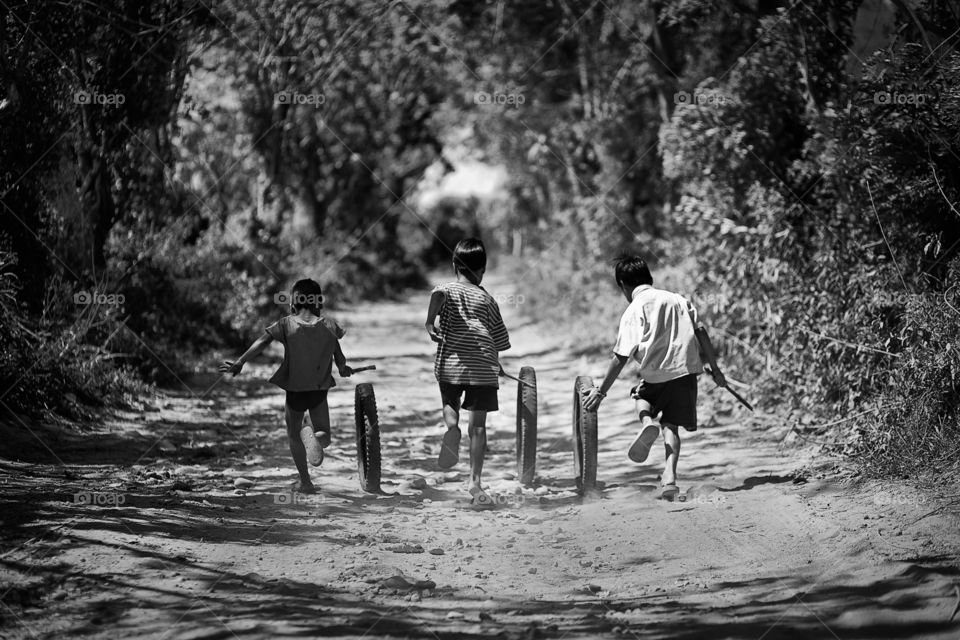 3 kids playing