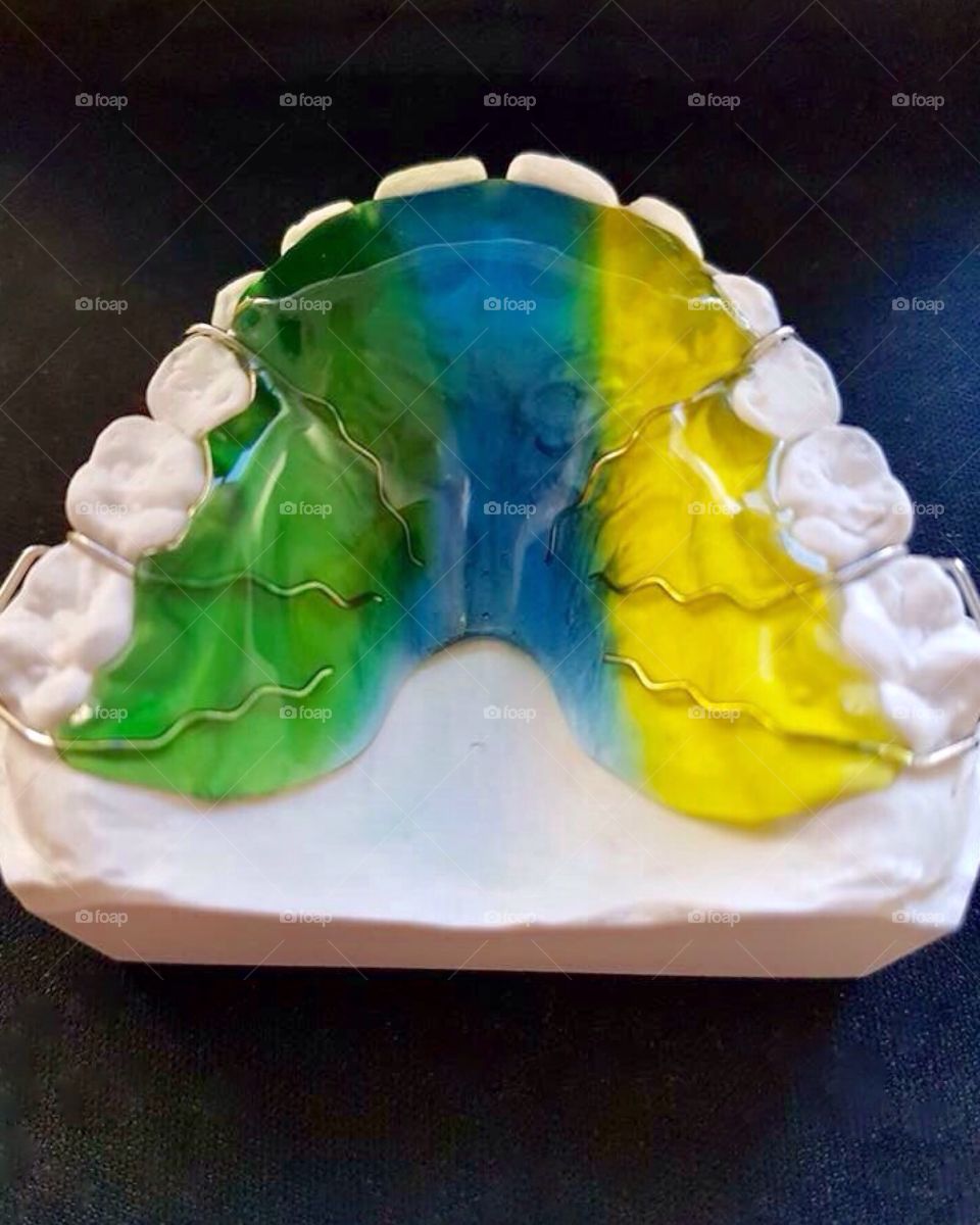 Colored dental apparatus  / orthodontic apparatus
