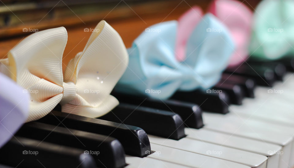 ribbon glitter piano