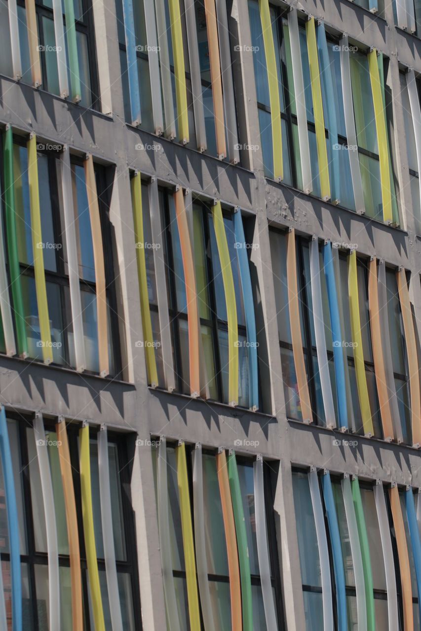Farbige Fasade eines Hochhauses