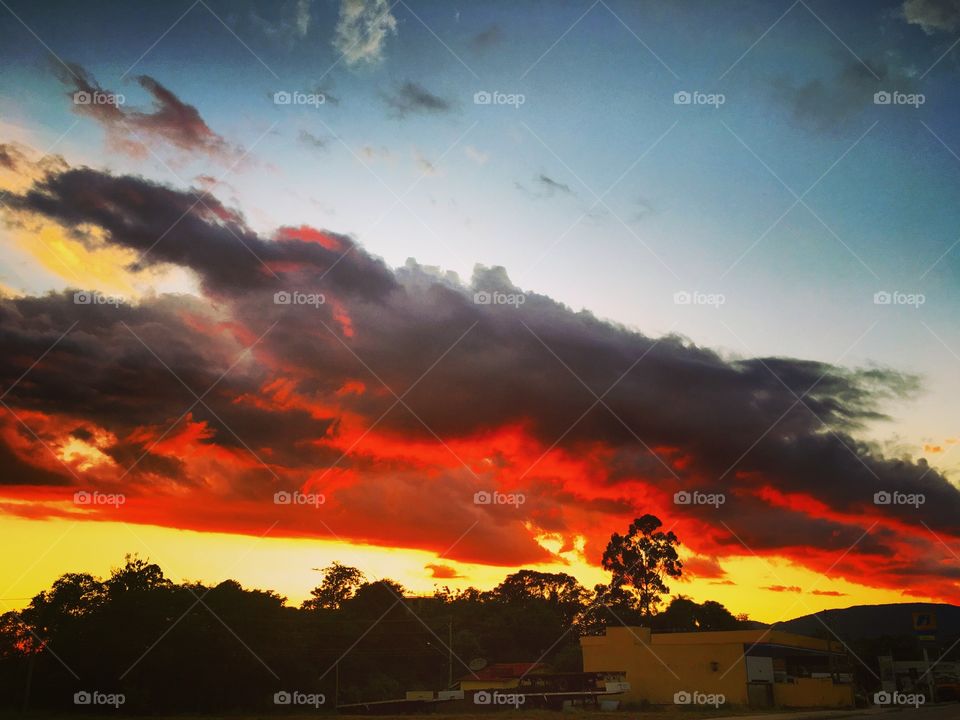 07h15. Olha onde as #nuvens vermelhas terminam à direita: no Posto Harmonia!
Com esse cenário, é claro que ninguém vai reparar... rsrs
🙂
#inspiração 
#amanhecer 
#natureza
#colorido
#morning
#FotografeiEmJundiaí 