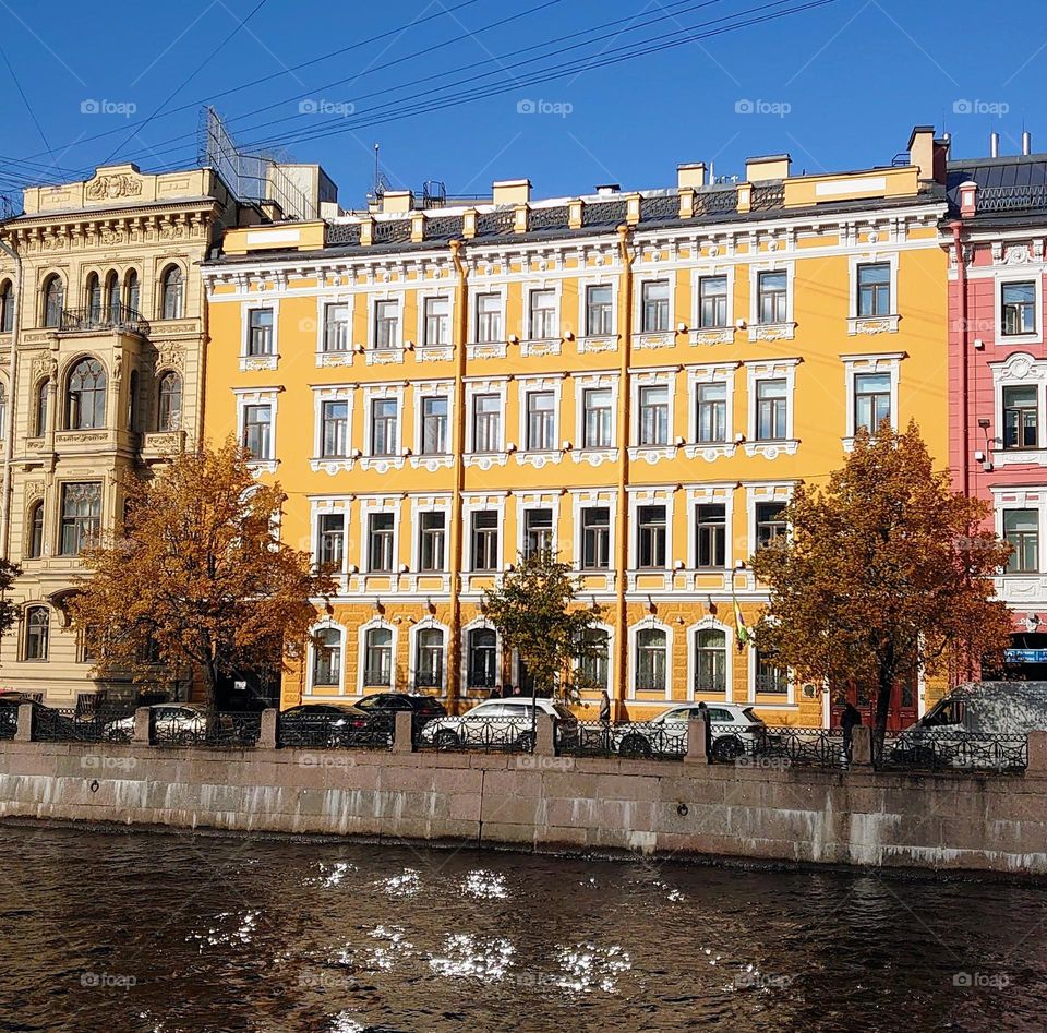 Building on the canal embankment in the City 🟨🟨