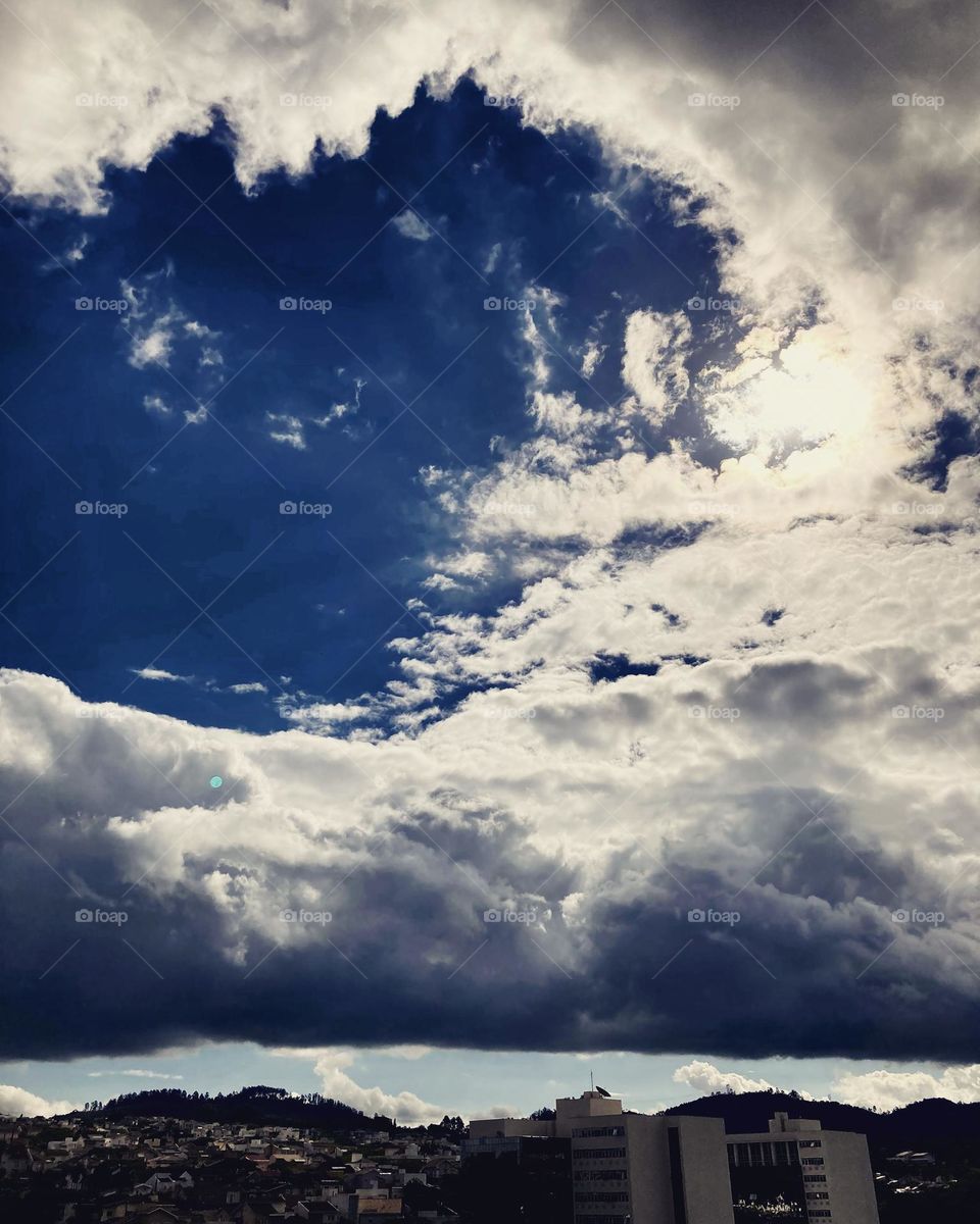 As nuvens escuras estão literalmente “engolindo” o sol nesta tarde. Mas ao invés de mormaço e chuva, temos vento e frio (há poucos dias do verão).

Melhor ir pra casa…