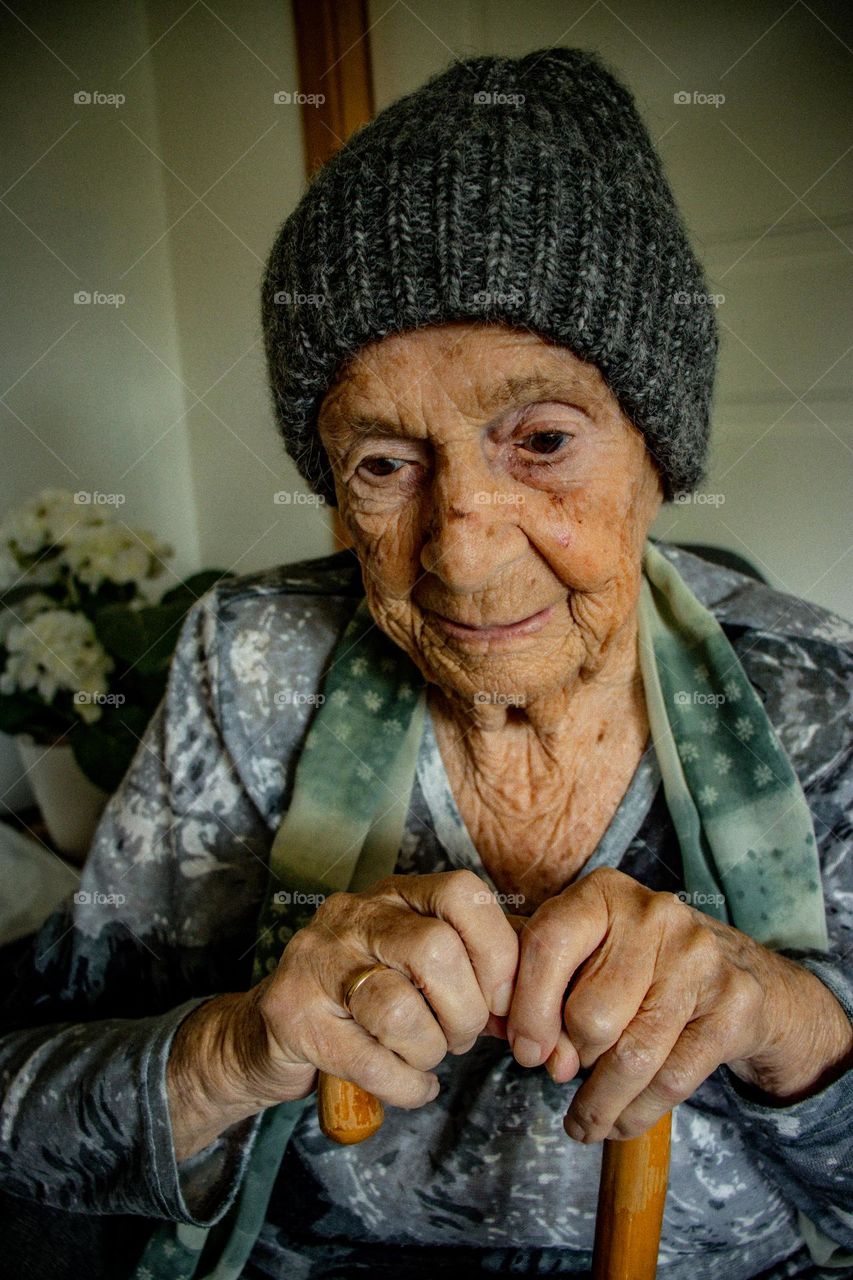 My 97 soon 98 years old grandmom its thinking about something ,for sure.
❤️🧡💛💚💙