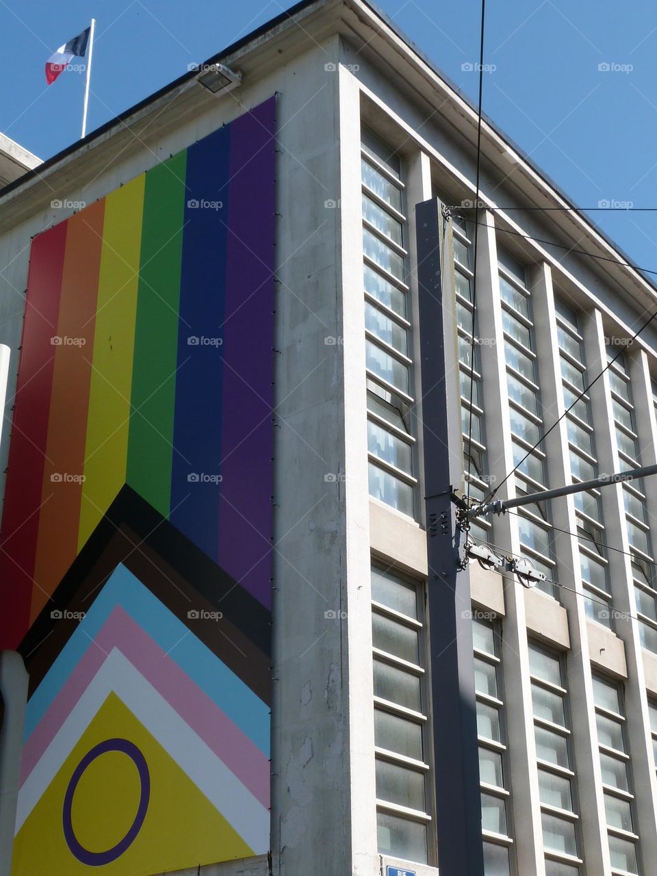 On the occasion of the month of pride, the city is adorned with the colors of the LGBTQ+ community. Here is the town hall.