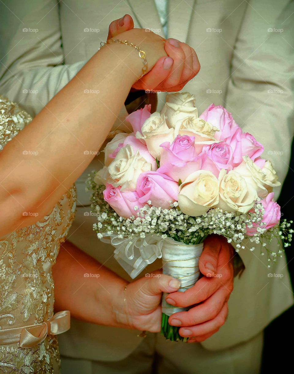 amor puro matrimonio sosteniendo ramo de flores y haciendo sus votos
