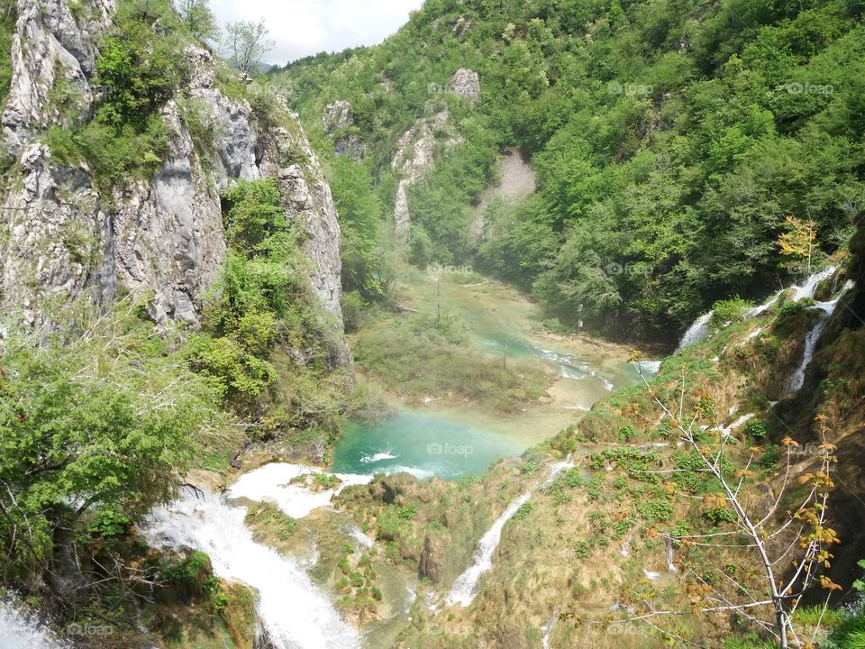 Sorry for the blury photo, but still a nice picture of the waterflow in the National park Plitvička Jezera in Croatia.🤗