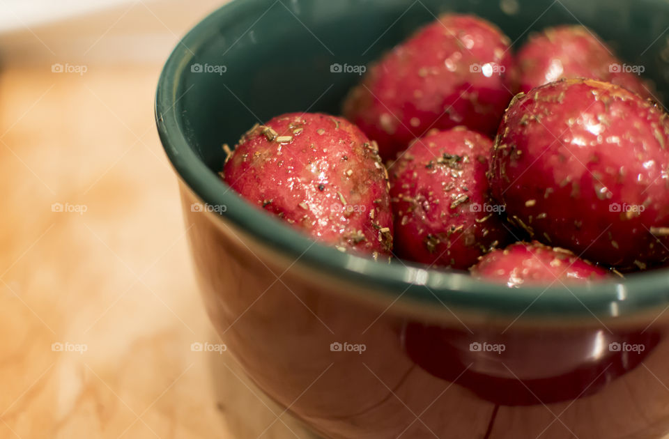 Organic potatoes with fine herbs 