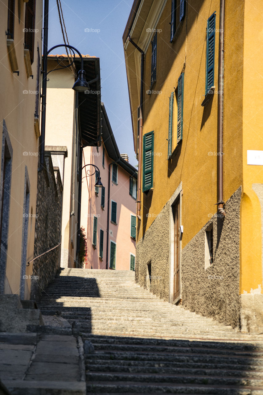 Lago Como no norte da Itália é um lugar lindo para se conhecer na Europa, com paisagens incríveis!