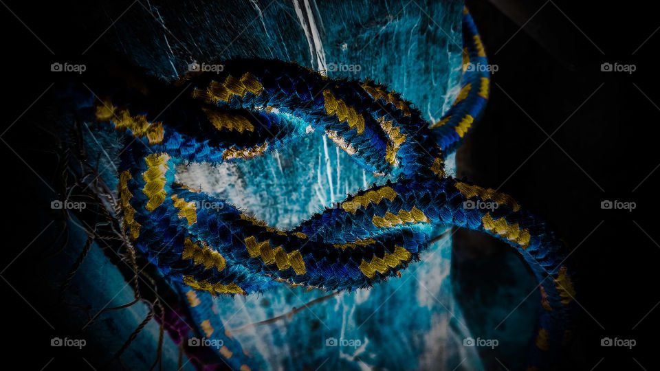 Imagem de um nó em uma corda num pau.