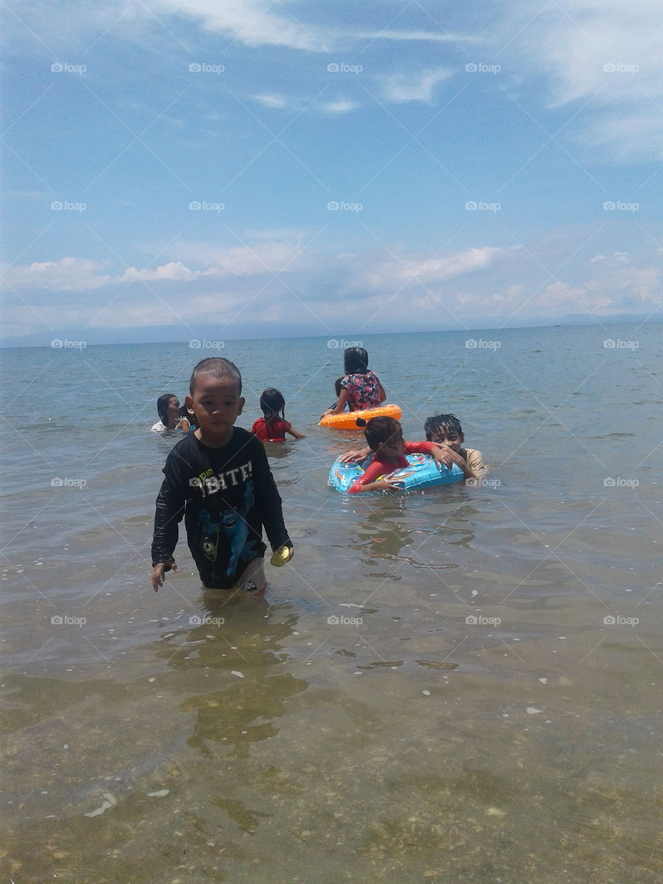 Little kids in the sea
enjoy swimming