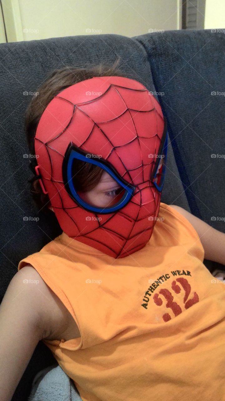 spiderboy. menino aranha entediado
