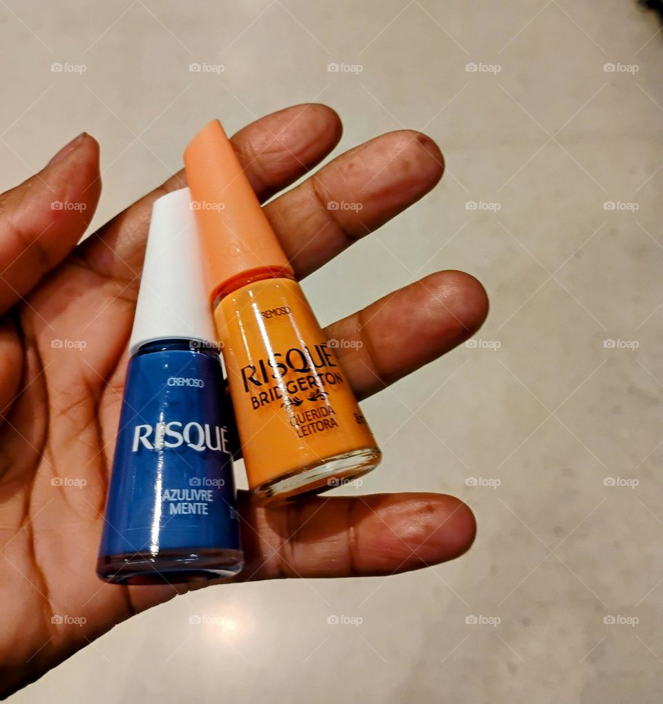 A marca Risqué tem muitos anos de história no mercado de esmaltes. Uma das principais empresas do setor de beleza no mundo, a Coty, de origem francesa(1904), trabalha no Brasil, com produtos em diversos segmentos, entre eles os esmaltes  Risqué