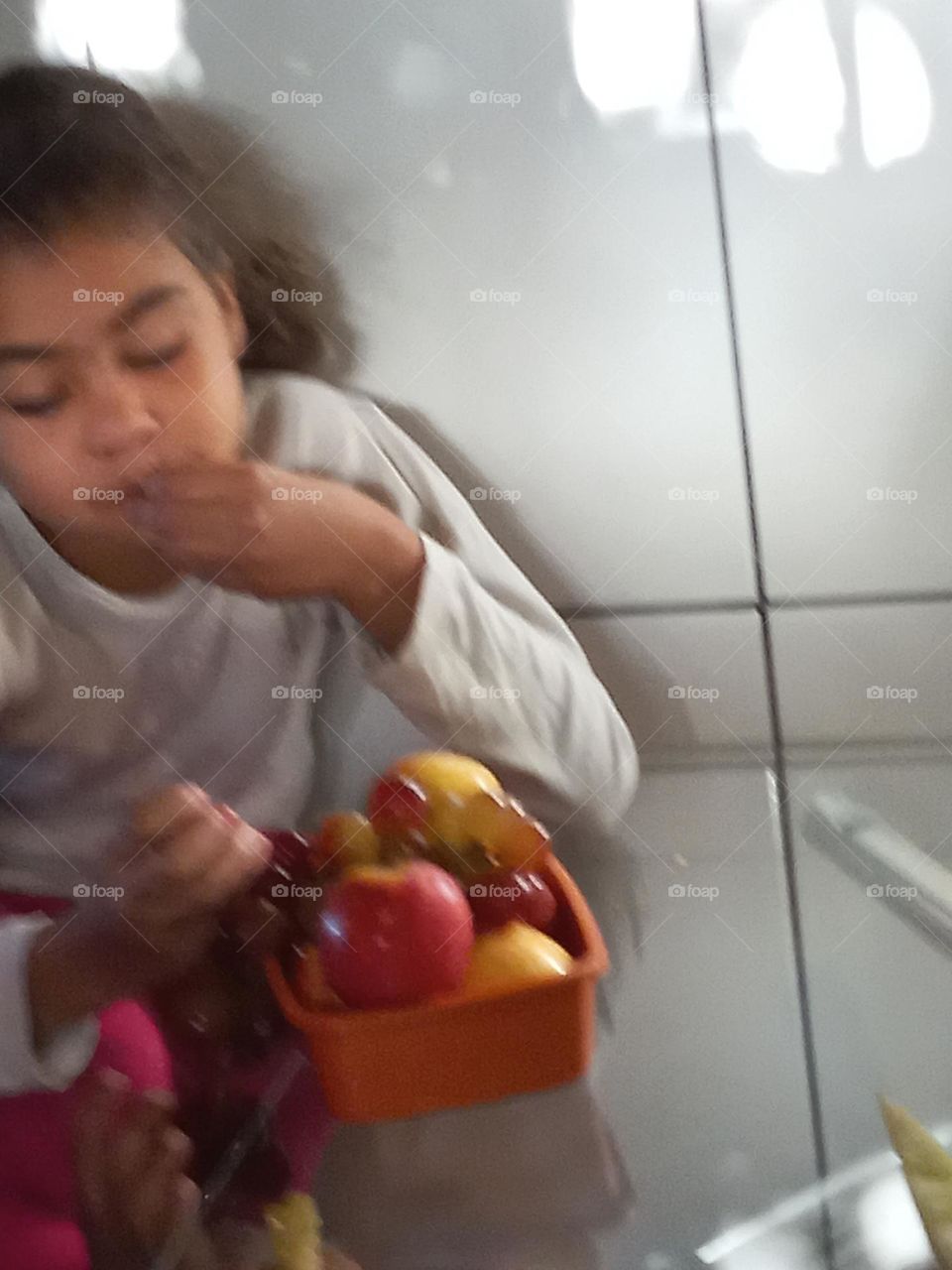 From the Group Criança comendo frutas