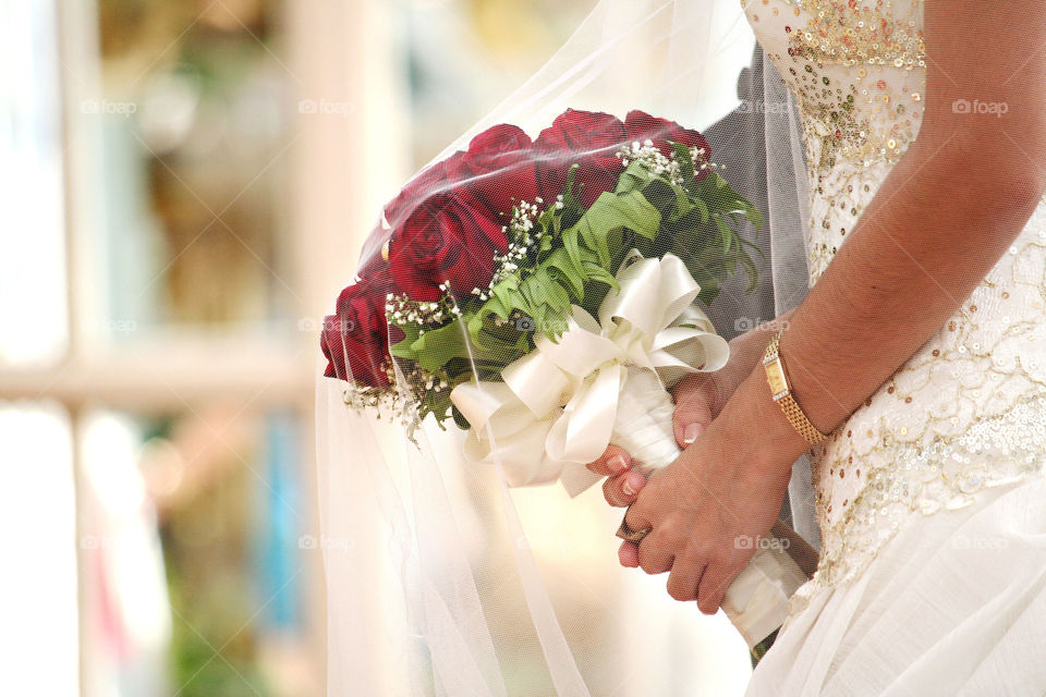 bride bolding a bouquet