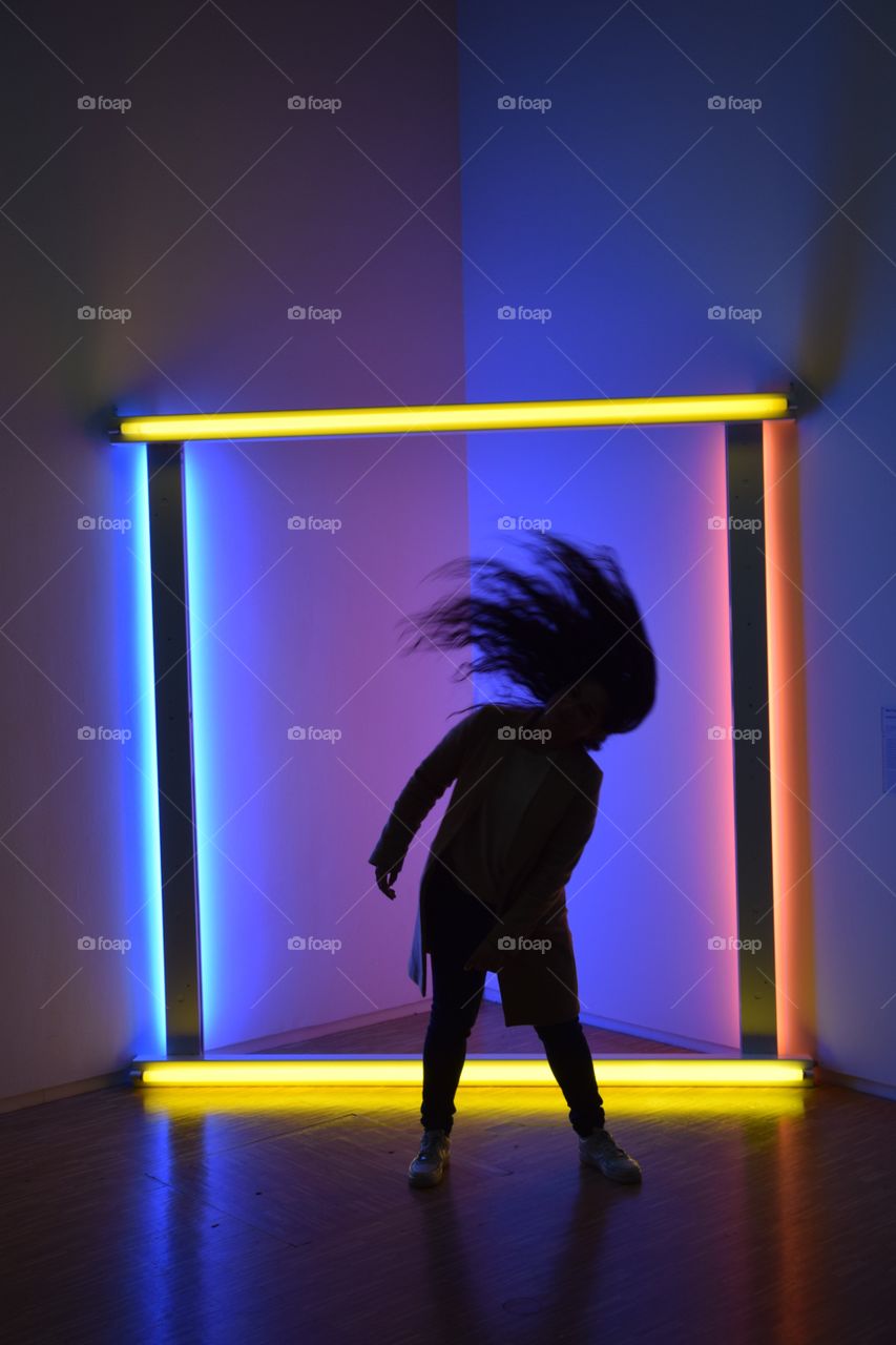 While in Paris museum I whip my hair 