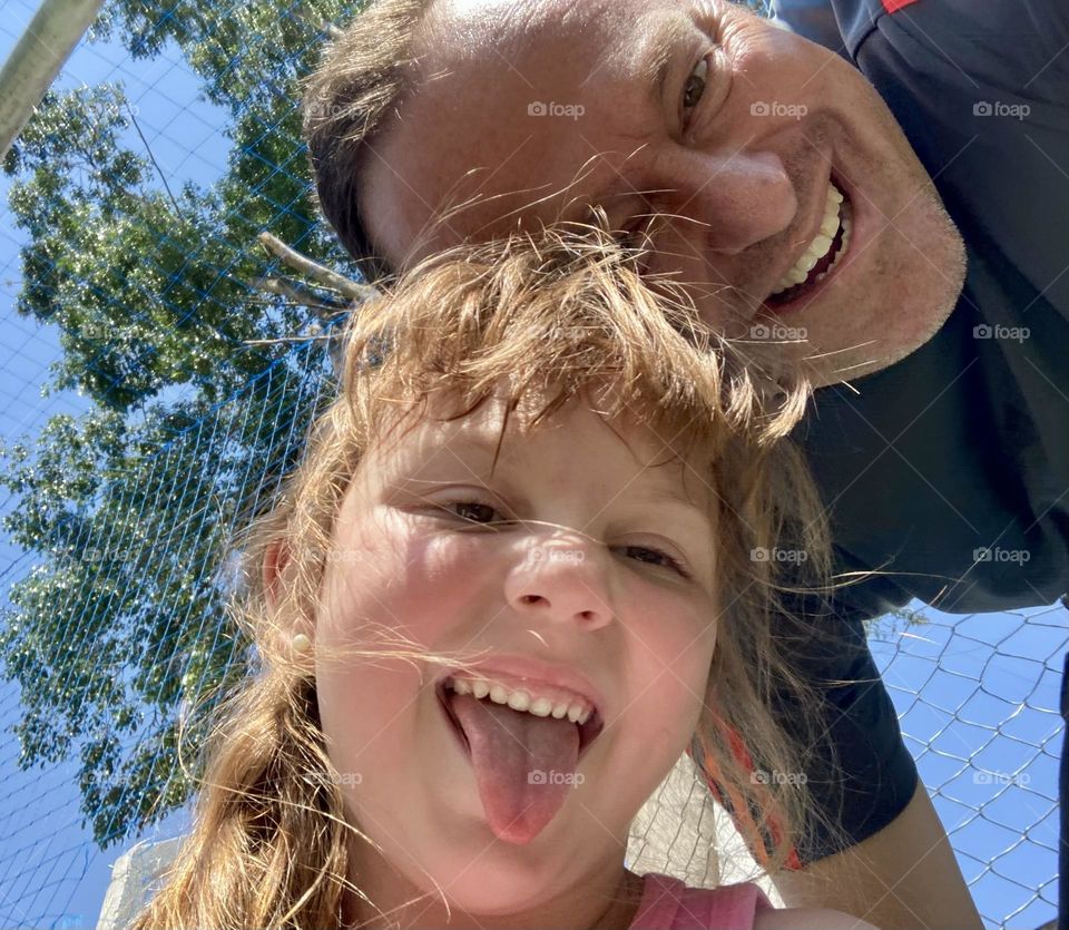 🇺🇸 My daughter Maria abstains her and her unmistakable smile, after football.

🇧🇷 Minha filha Maria abstê-la e o seu sorriso inconfundível, depois do futebol. 