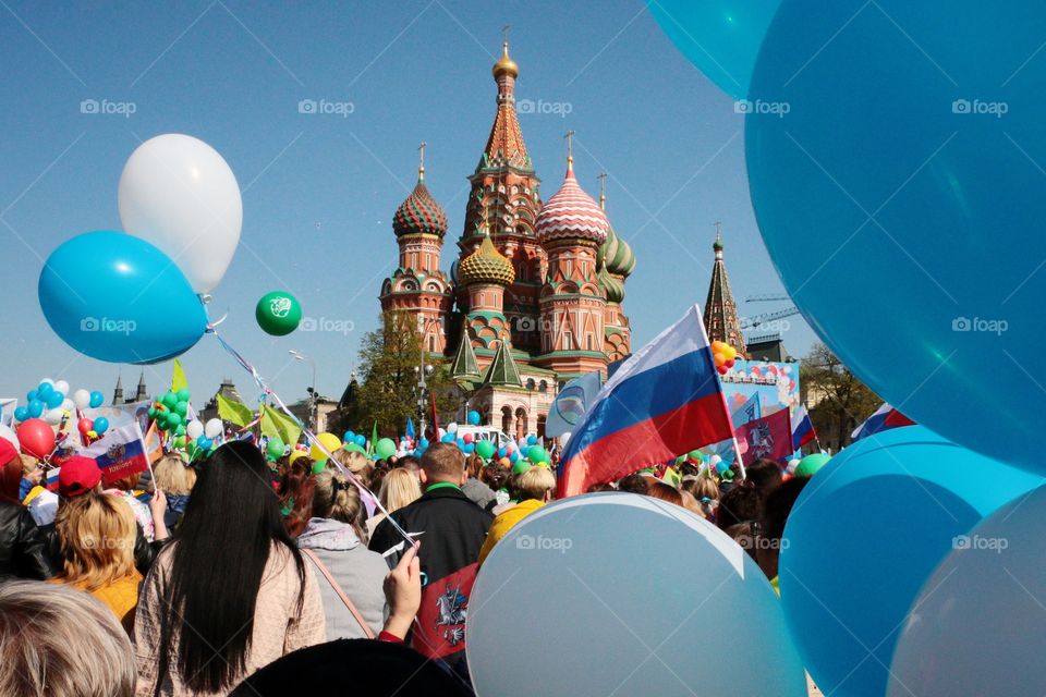 Демонстрация 1 мая в Москве в 2019 году на Красной площади. Толпы людей с шариками и транспарантами пришли отпраздновать Первомай.