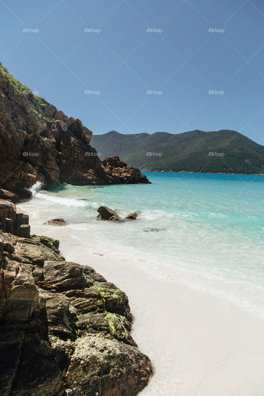 Praia com paisagem linda e fantástica no Brasil, na região do Lagos no Rio de Janeiro, em Arraial do Cabo. Uma ilha incrível de conhecer!