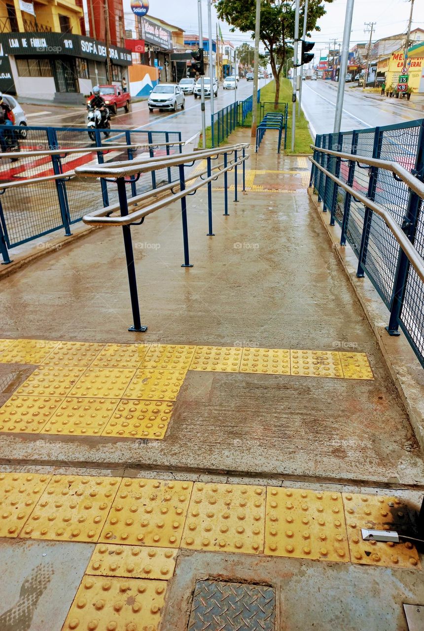 Rampas estáticas tem o objetivo de garantir acessibilidade com segurança às pessoas com deficiência ou que utilizam cadeiras de rodas em diversos lugares.