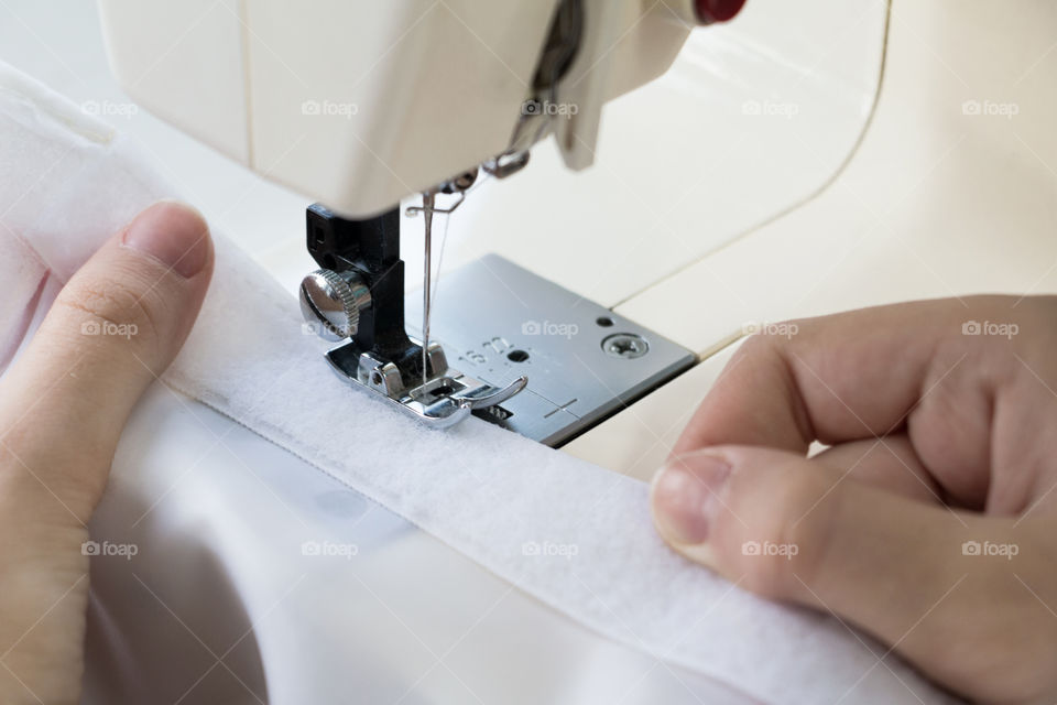 girl sews on the sewing machine