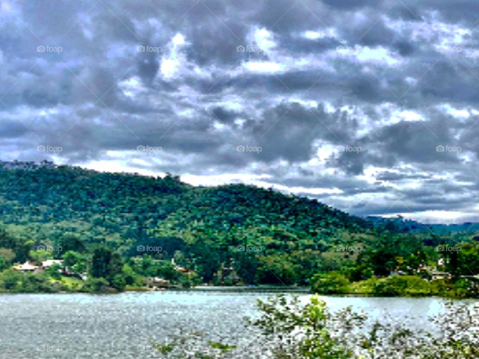 Falta azul no céu, mas ainda assim está bonita a Represa de Mairiporã!

Ver a beleza das águas desestressa a mente. 