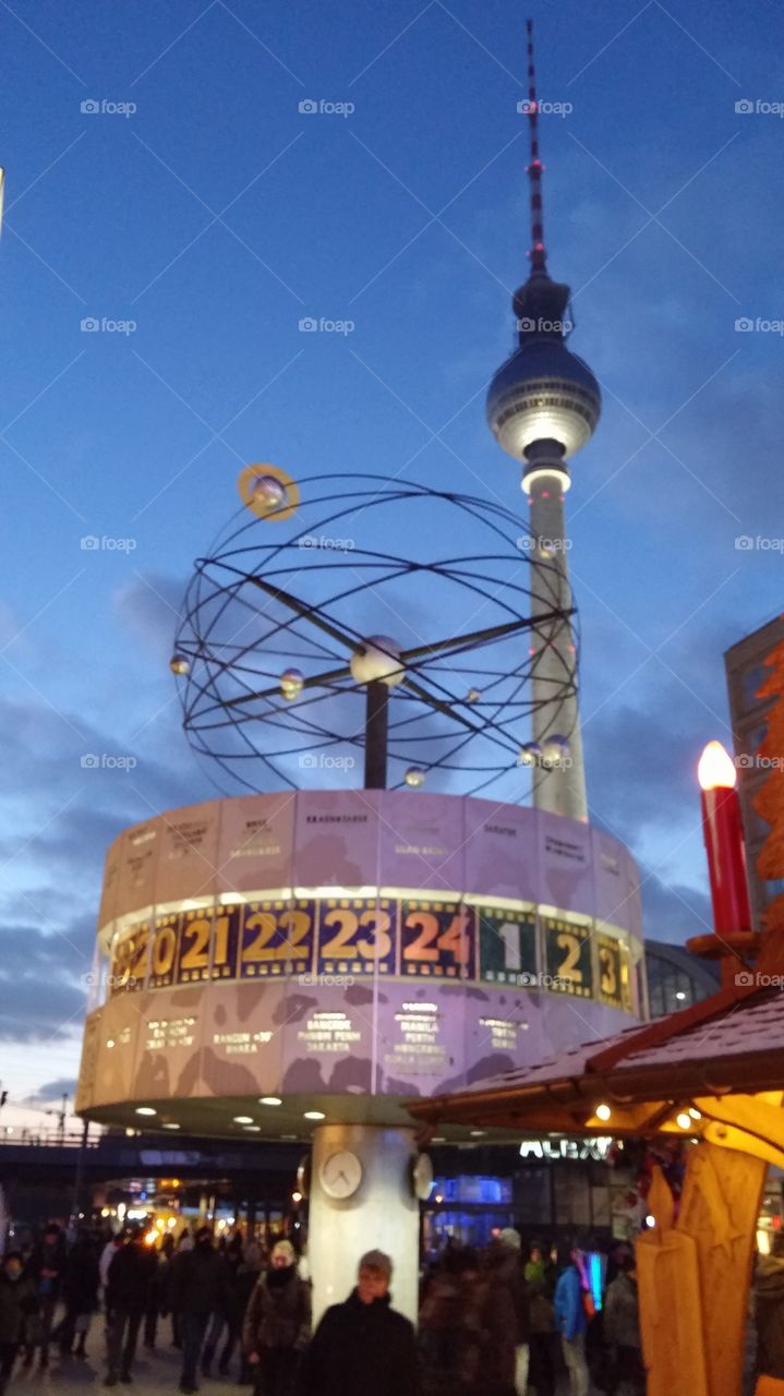 Weltzeituhr - Berlin Alexanderplatz - winter - evening